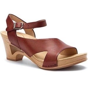 Dansko Brown Clog Sandals Size 39 US 7.5/8 Tasha Cut Out Platform